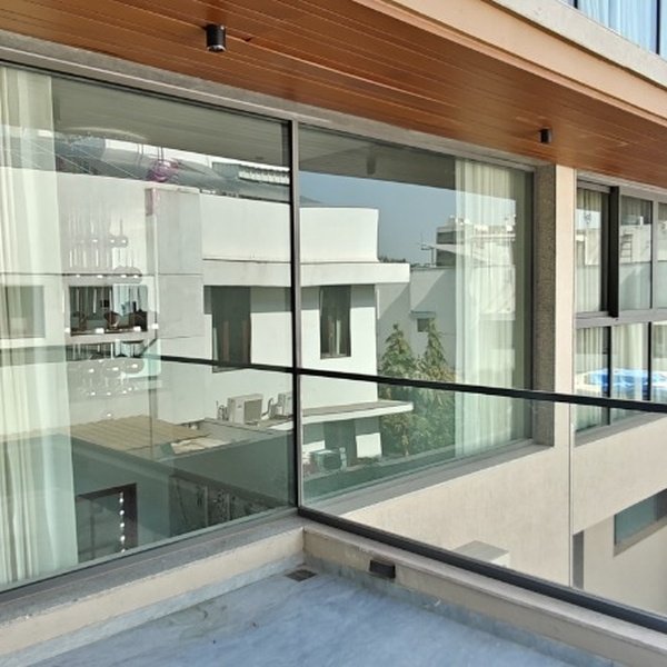 Valero luxury villa glass railings